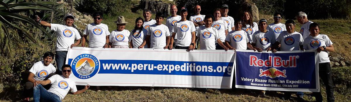Juventino Albino Caldua (Guia da montanha certificado IVBV - UIAGM - IFMGA) and peruvian team